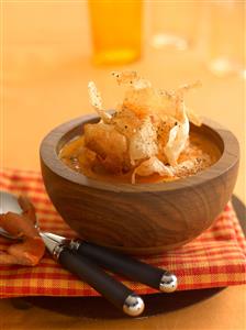 Crema de boniato con patatas chips. Receta disponible.