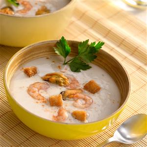 Crema de champiñones con gambas y mejillones. Receta disponible.