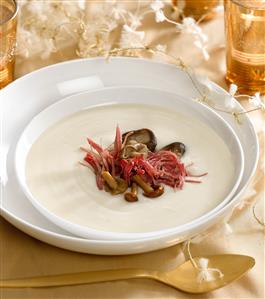 Cocina de Navidad. Crema de patata con confit de pato. Receta disponible.