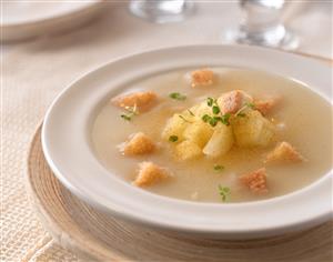 Crema de pollo con picatostes. Receta disponible