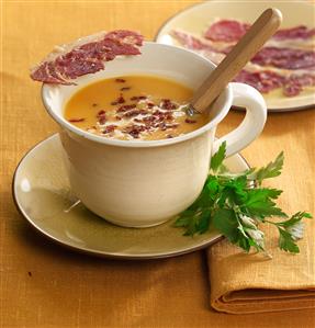 Crema de verduras con jamón. Receta disponible.