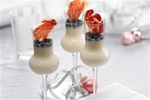 Cocina de Navidad. Sopa de esparragos con jamon y trufa. Receta disponible.