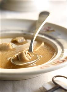 Sopa de pescado con bacon. Receta disponible
