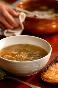 Sopa cebolla. Receta disponible.