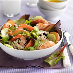 Ensalada de arroz salvaje melocotón gambas y pepino. Receta disponible
