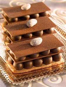 Hojas de chocolate y masa crujiente.Receta disponible