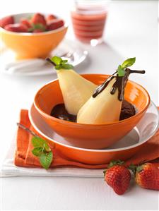 Peras con salsa de chocolate y coulis de fresa 02.Receta disponible