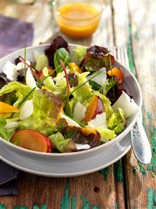 Ensalada de ciruela y queso. Receta disponible