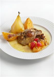 Pato con peras a la naranja con guarnicion de fresas y albaricocques. Receta disponible.