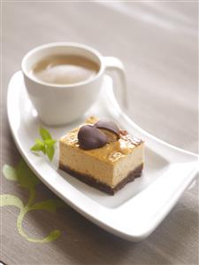 Ingrédients	:                  	300 g de châtaignes cuites
		300 g de fromage frais
		200 g  de chocola Desserts
		  	3 oeufs
			2 yogourts crémeux
		100 g de sucre
		150 g de gâteaux
		  80 g de beurre
			8 « marrons glaçés »
		    1 verre de sherry xérès


Préparation	:

Mélanger les gâteaux broyés avec le beurre fondu et le xérès et couvrir avec cette pâte un moule de gâteau de e 22 cm de diamètre. Le cuire à four moyen pendant 10 minutes.

Passer par le mixeur le fromage frais avec les châtaignes, les oeufs, les yogourts et le sucre jusqu', à obtenir à une pâte fine.  Le verser dans le gâteau et la cuire dans le four jusqu'à ce qu'elle soit dûrci  45 minutes approximativement).

Démouler quand elle sera froide.  Fondre le chocolat dans les micro-ondes ou au bain maríe jusqu'à obtenir une sauce homogène.

garnire le gâteau avec les « marrons glaçés » et la servir avec le chocolat chaud.
