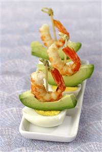 Barquitos de huevos y gambas. Receta disponible.