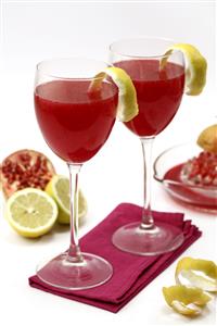 Zumo de granada con limón. Receta disponible.