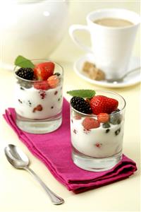 Yogur con frutas del bosque. Receta disponible.