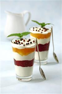 Postre cremoso con mermelada bicolor. Receta disponible.