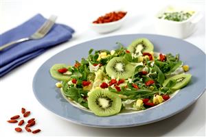 Ensalada de kiwis y bayas. Receta disponible.