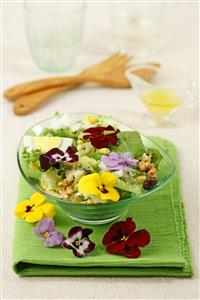 Ensalada con flores. Receta disponible. Paso a paso disponible.