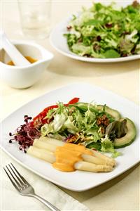 Ensalada con germinados. Receta disponible TR. Paso a paso disponible.