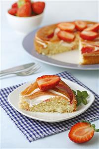 Tarta de fresas y nata. Receta disponible TR