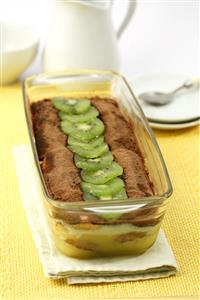 Postre de tiramisú con kiwis. Receta disponible. Paso a paso disponible.