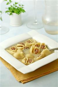 Sopa de galets rellenos. Receta disponible TR