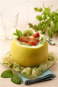 Pomelo chino relleno de yogur y fruta. Receta disponible TR. Paso a paso disponible.