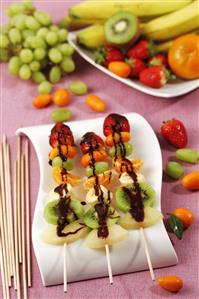 Brochetas de frutas con chocolate. Receta disponible TR