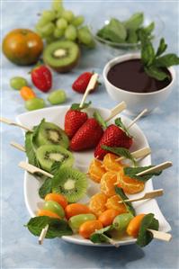 Pinchos de frutas con chocolate a la menta. Receta disponible TR