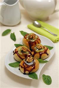 Brioches con nueces y kiwi. Receta disponible TR