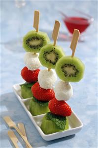 Brochetas de queso al coco y frutas. Receta disponible TR