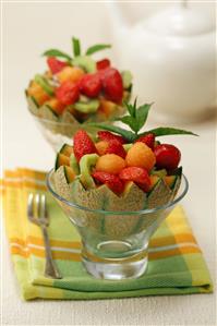 Melón relleno de queso y fruta. Receta disponible. Paso a paso disponible.