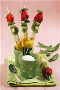 Brochetas de fruta con yogur. Receta disponible.