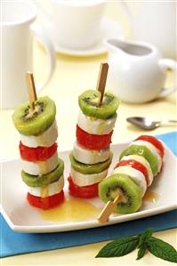 Brochetas de kiwi y sandía con queso. Receta disponible. paso a paso disponible.