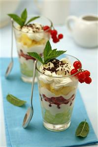 Postre cremoso con frutas. Receta disponible.