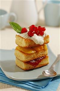 Sobaos con melocotón y frutas rojas. Receta disponible.