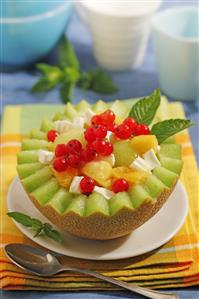 Melón con frutas y queso. Receta disponible.