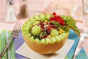 Ensalada en melón con ibérico. Receta disponible.