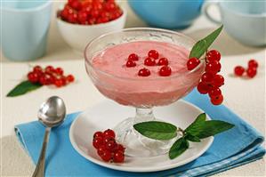 Mousse de grosellas rojas. Receta disponible.