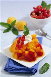 Gelatina con grosellas y albaricoques. Receta disponible.