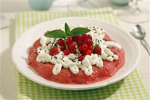 Gelatina con frutas rojas. Receta disponible.