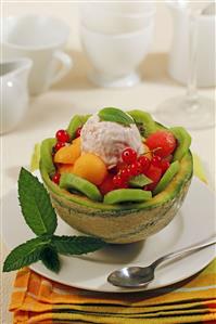 Melón con frutas y helado. Receta disponible. Paso a paso disponible.