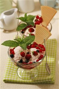 Helado casero con frutas del bosque. Receta disponible.