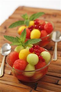 Bolas de fruta al almíbar de grosellas. Receta disponible.