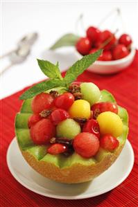Melón con fruta y pasas. Receta disponible.