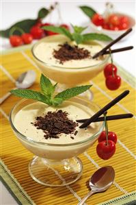 Copas de yogur con mango y cerezas. Receta disponible.
