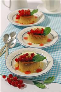 Flan de limón con grosellas. Receta disponible.