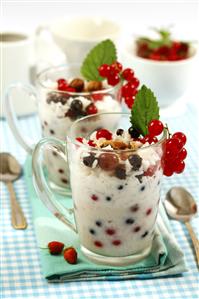 Arroz con leche y frutas del bosque. Receta disponible.