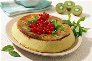Pudding de kiwi con grosellas. Receta disponible.
