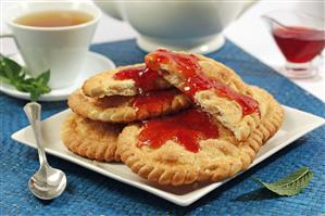 Tortas de anís con mermelada de frutos rojos. Receta disponible.