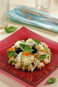Ensalada de arroz con kiwi y surimi. Receta disponible.