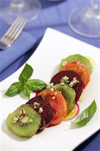 Ensalada de kiwi, tomate y remolacha. Receta disponible. Paso a paso disponible.
